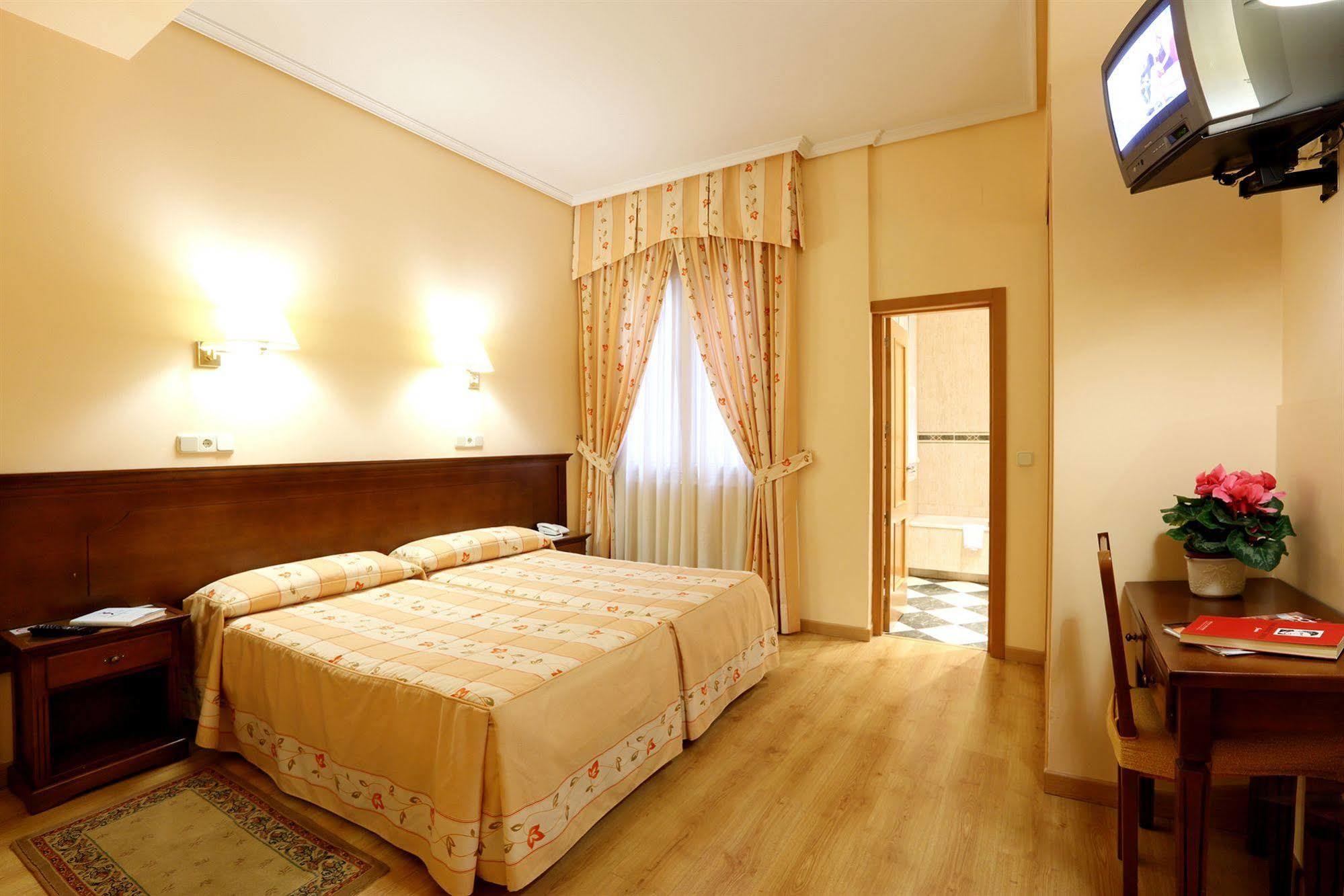 Hostal Sil & Serranos Madrid Luaran gambar