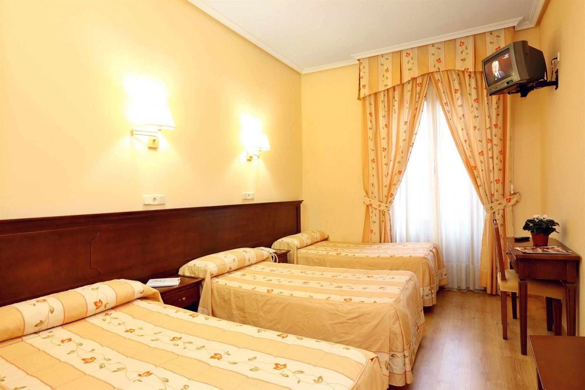 Hostal Sil & Serranos Madrid Luaran gambar