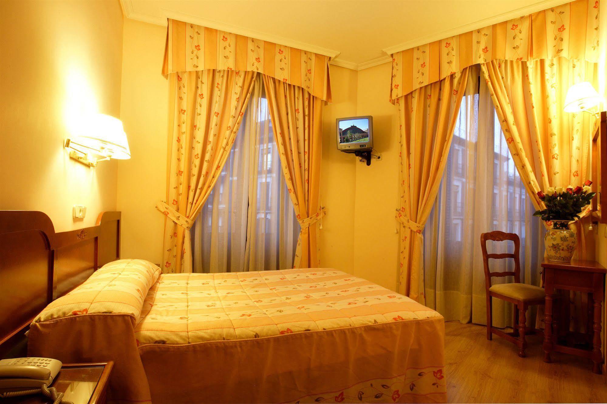 Hostal Sil & Serranos Madrid Luaran gambar