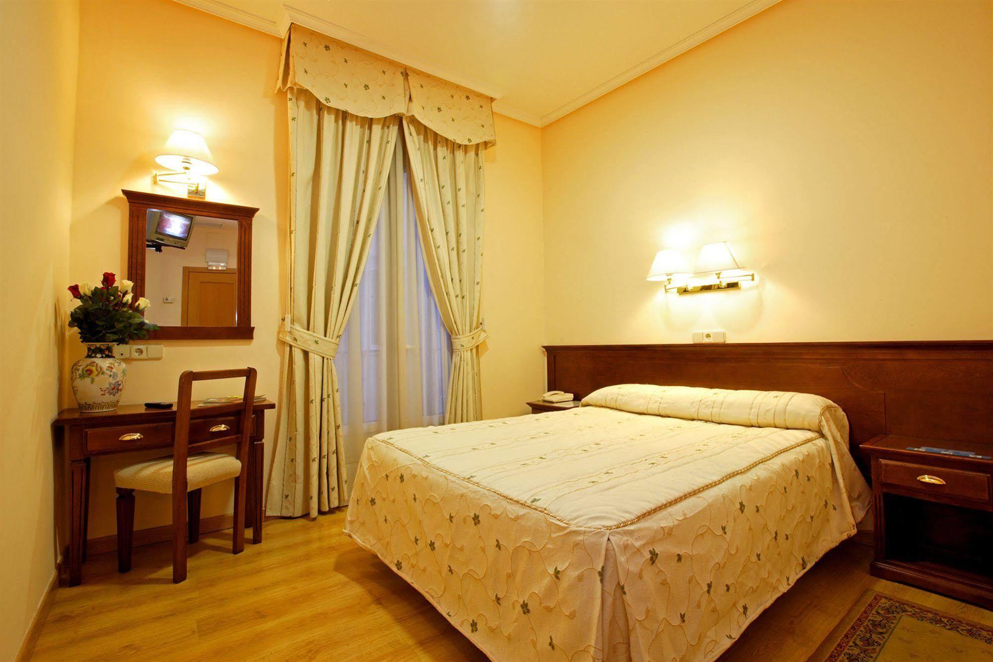 Hostal Sil & Serranos Madrid Luaran gambar