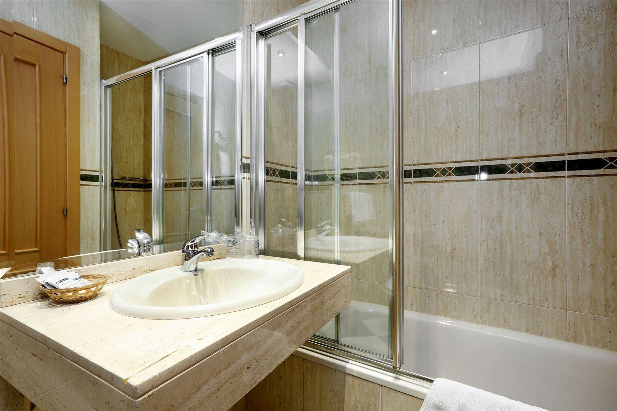Hostal Sil & Serranos Madrid Luaran gambar