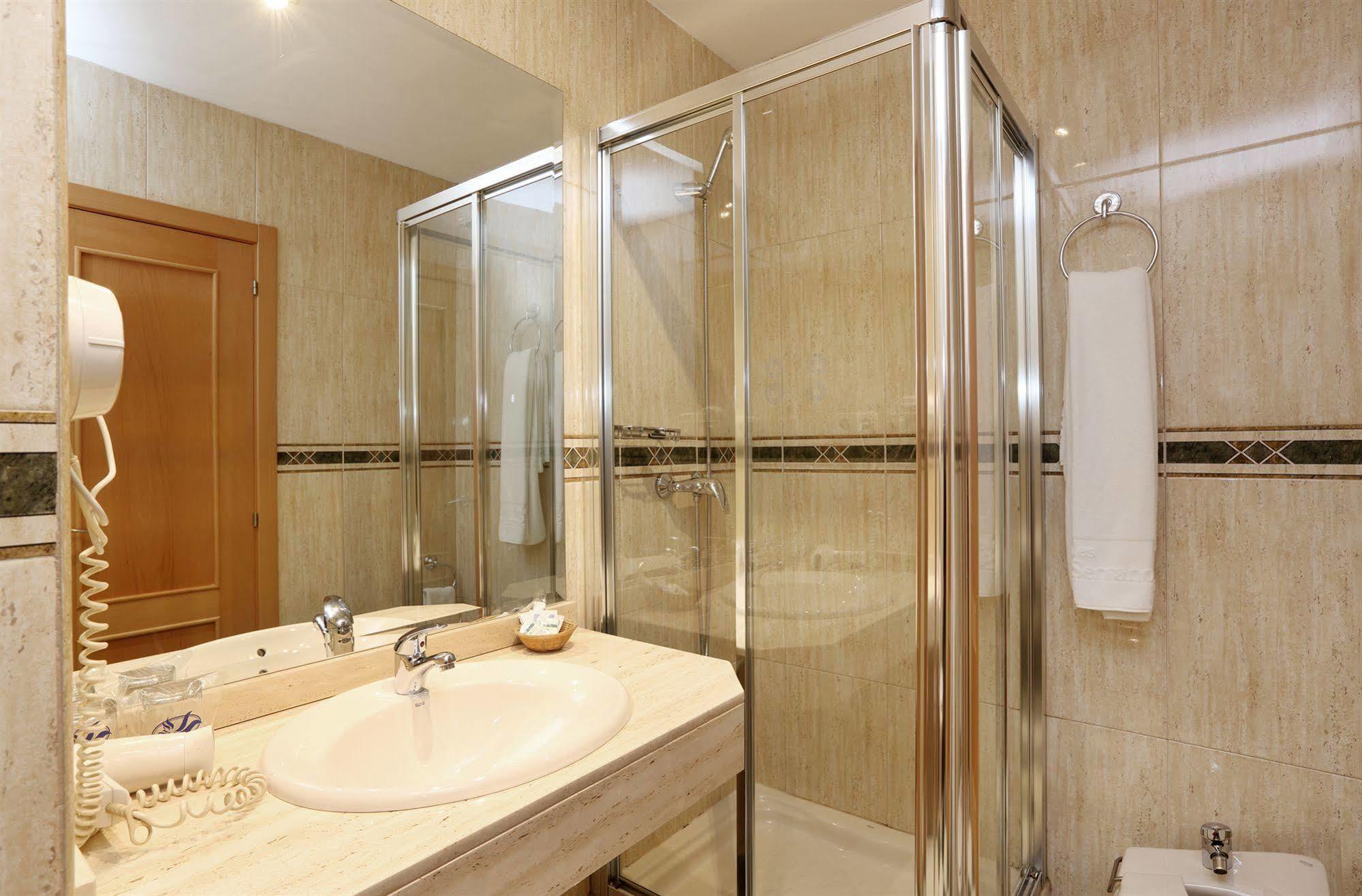 Hostal Sil & Serranos Madrid Luaran gambar